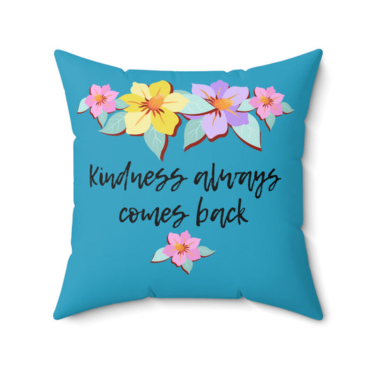 Almohada azul motivacional con motivo de flores y cita inspiradora "La bondad siempre vuelve"