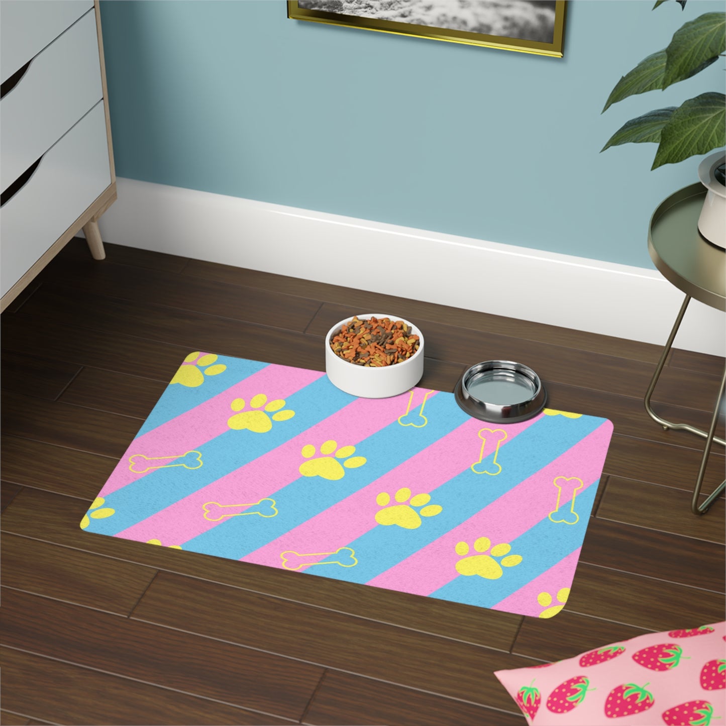 Alfombrilla para comida para mascotas con rayas azules y rosas con diseño de huellas de patas y huesos