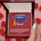 Collar de graduación con el mensaje Orgullo y alegría de mamá | Un regalo sincero para una madre: collar con nombre personalizado