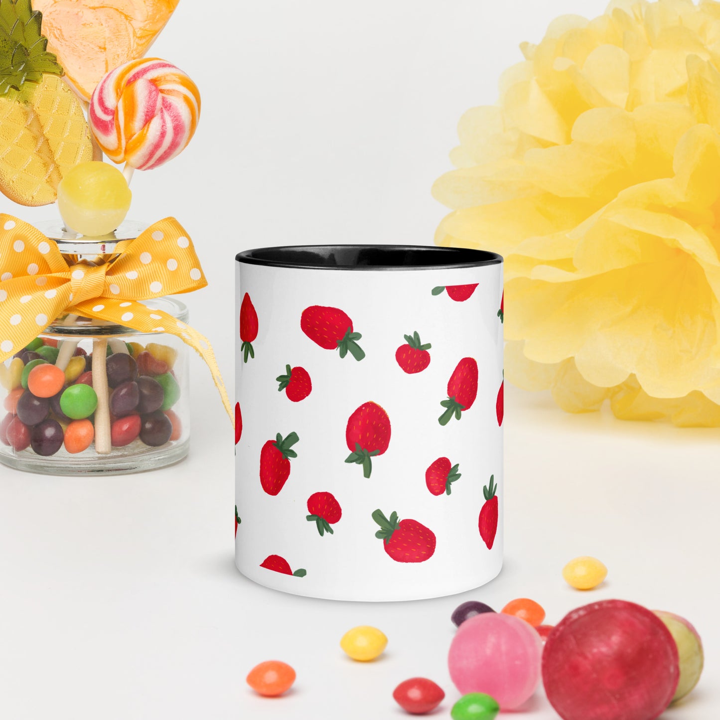 Taza de café con sinfonía de fresas