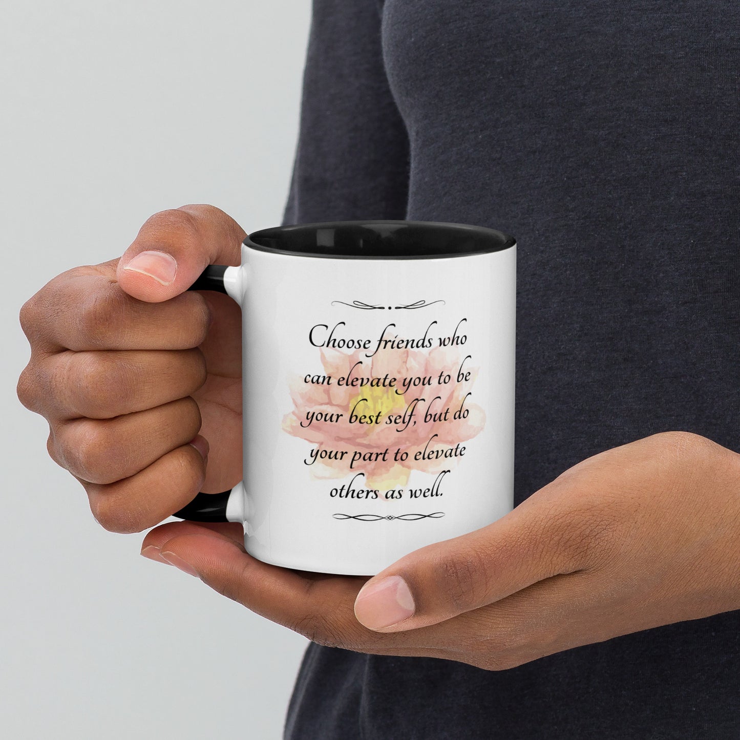 Taza de café La amistad eleva el empoderamiento