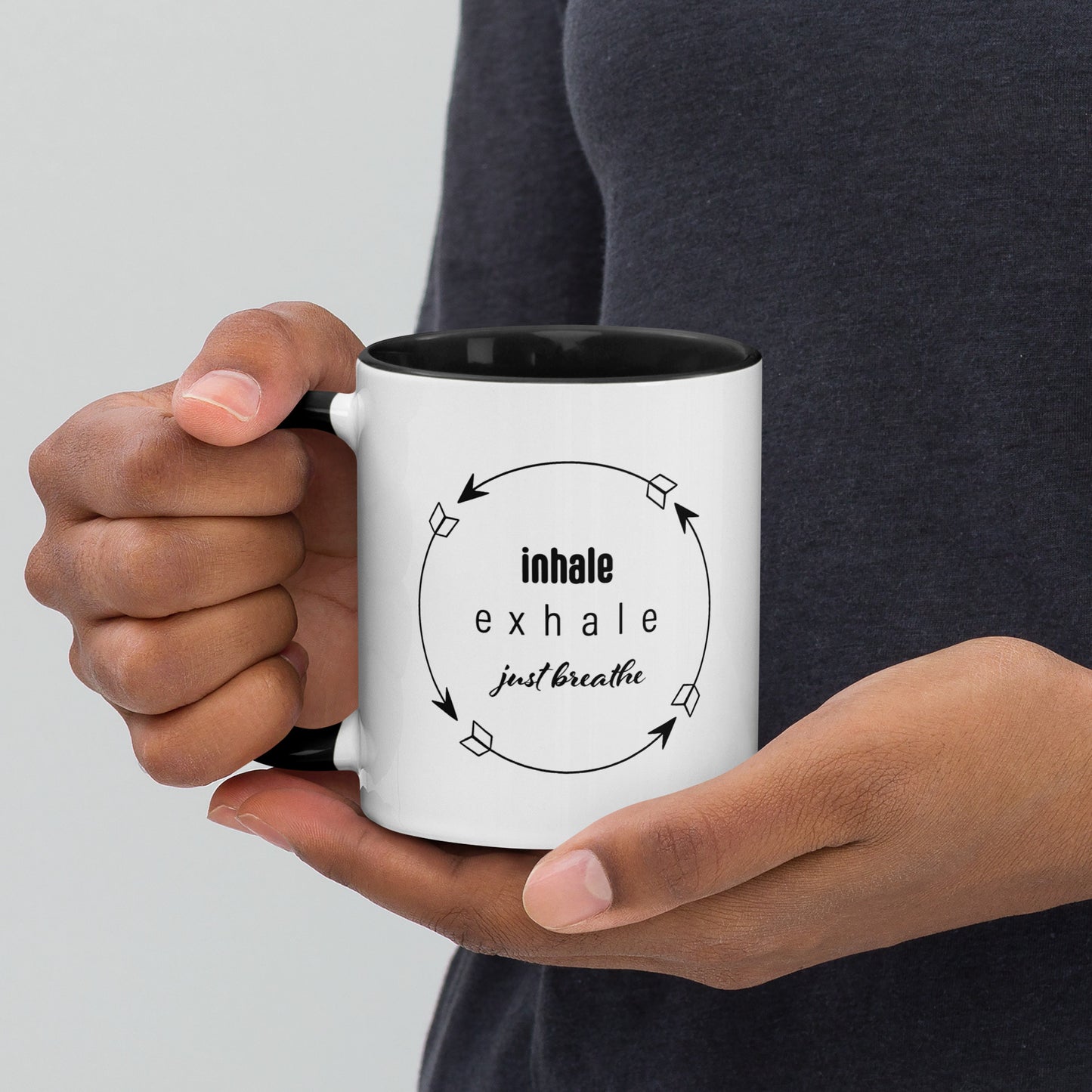 Respiraciones tranquilas: taza de café con serenidad guiada por flechas