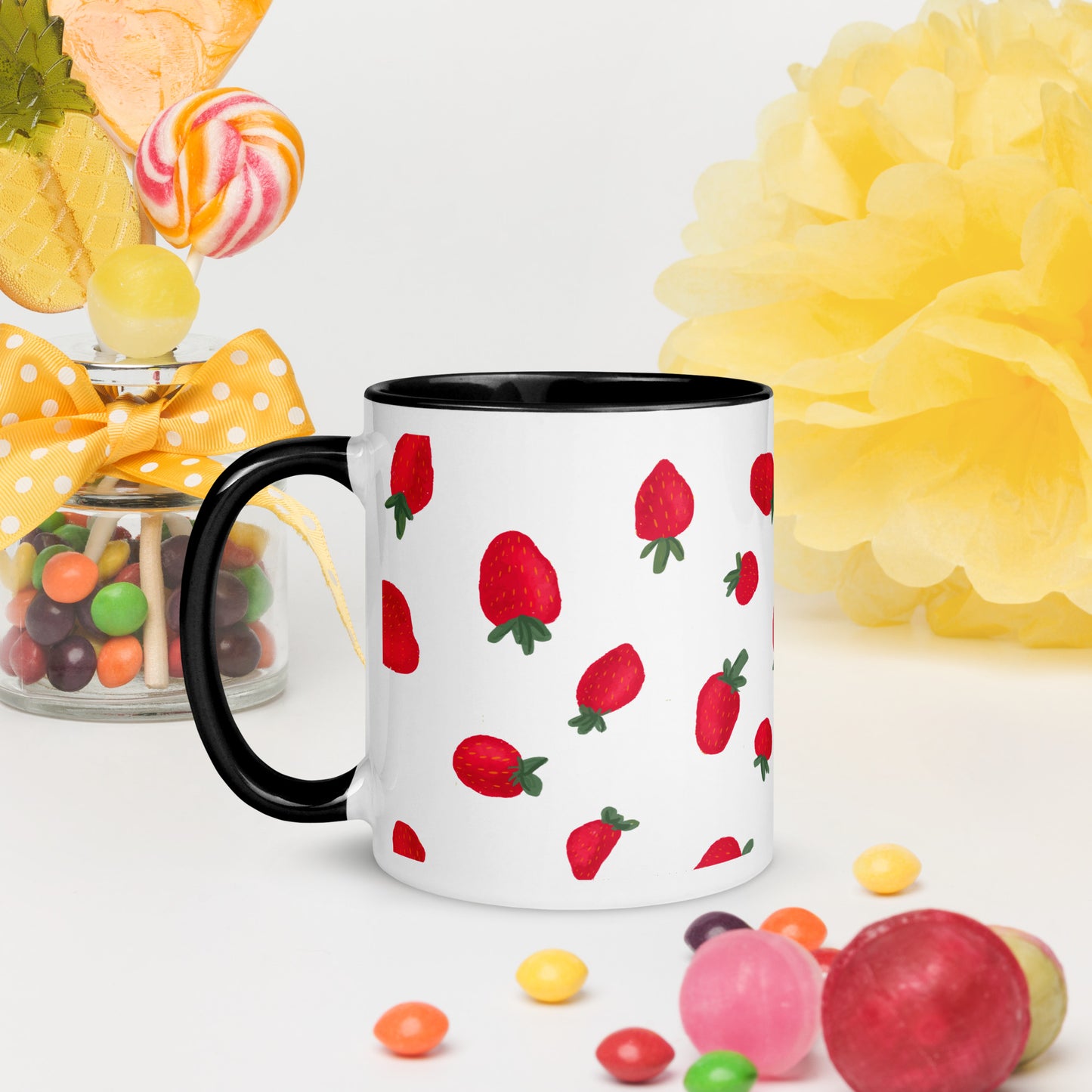 Taza de café con sinfonía de fresas