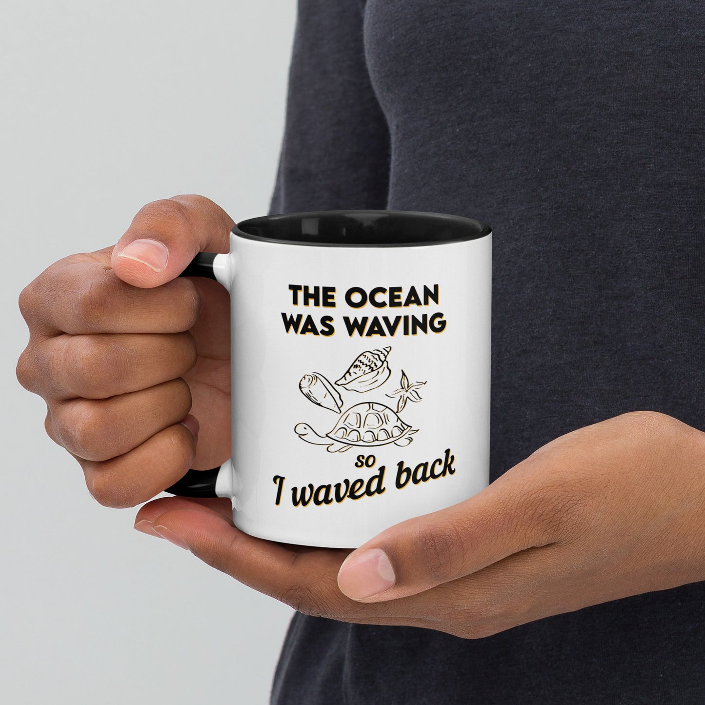 Saludos a la orilla del mar: taza de café con efecto de onda