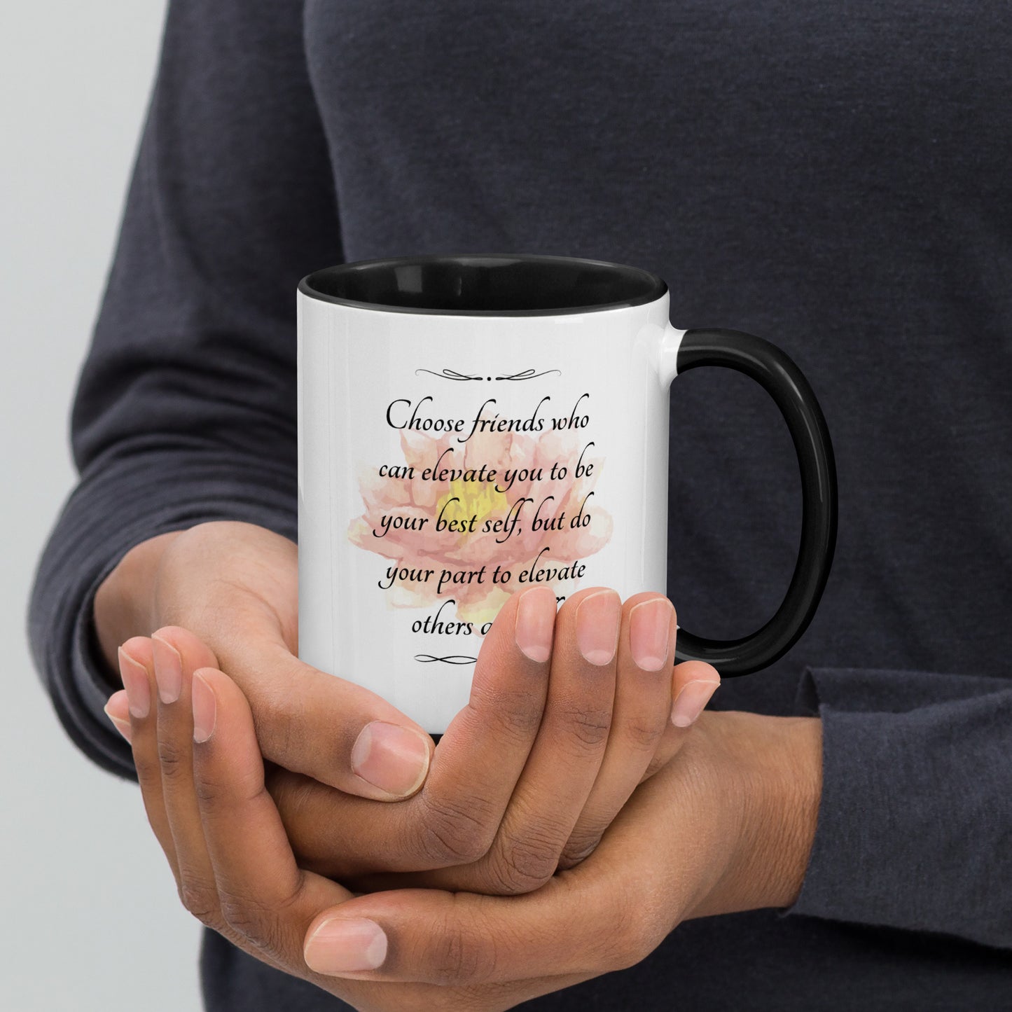 Taza de café La amistad eleva el empoderamiento