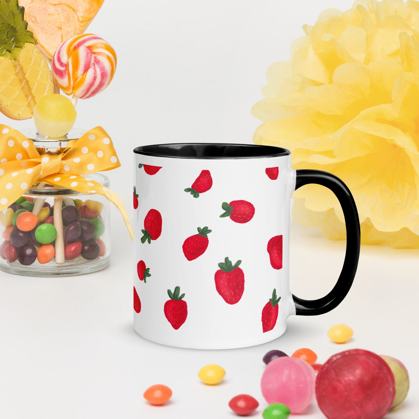 Taza de café con sinfonía de fresas