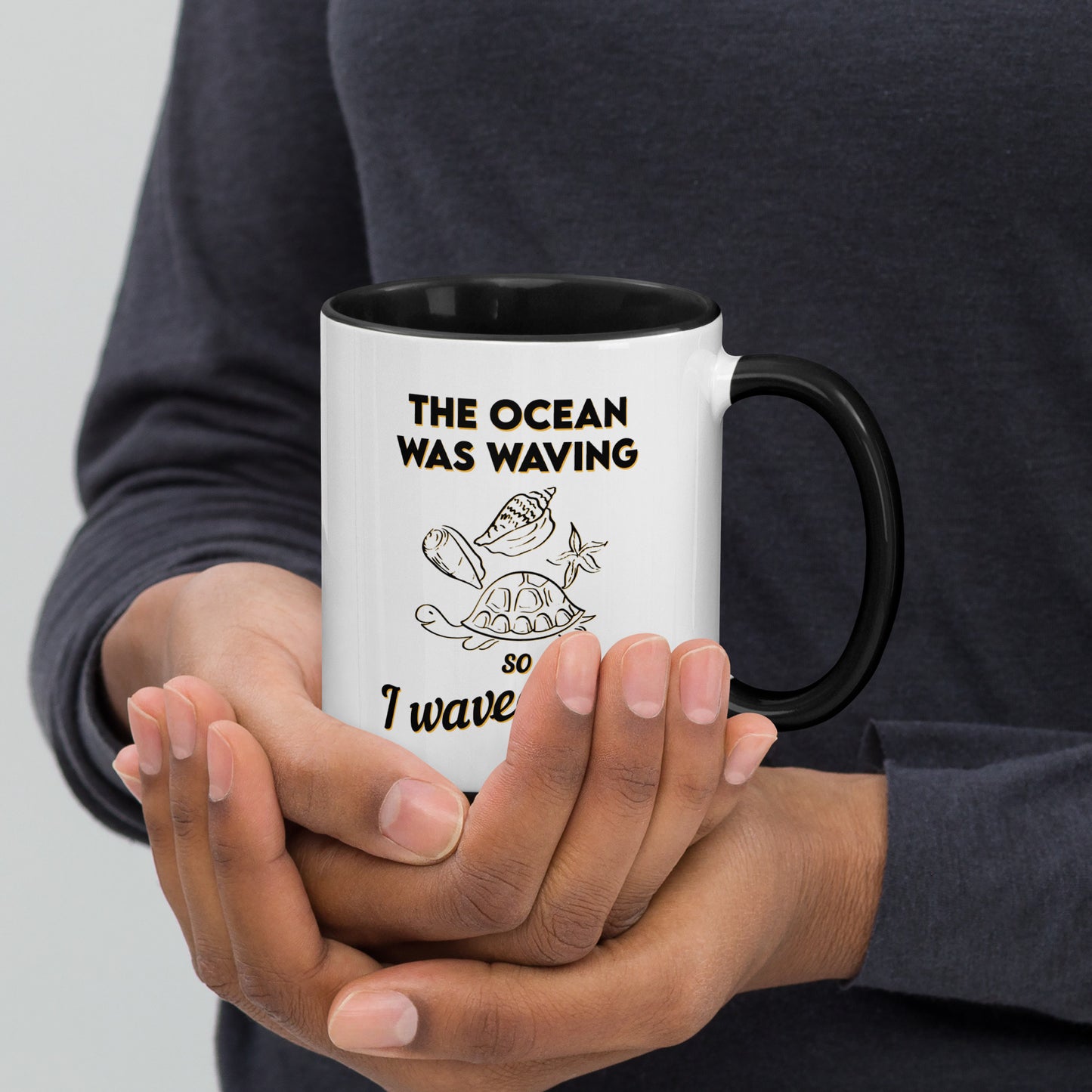 Saludos a la orilla del mar: taza de café con efecto de onda