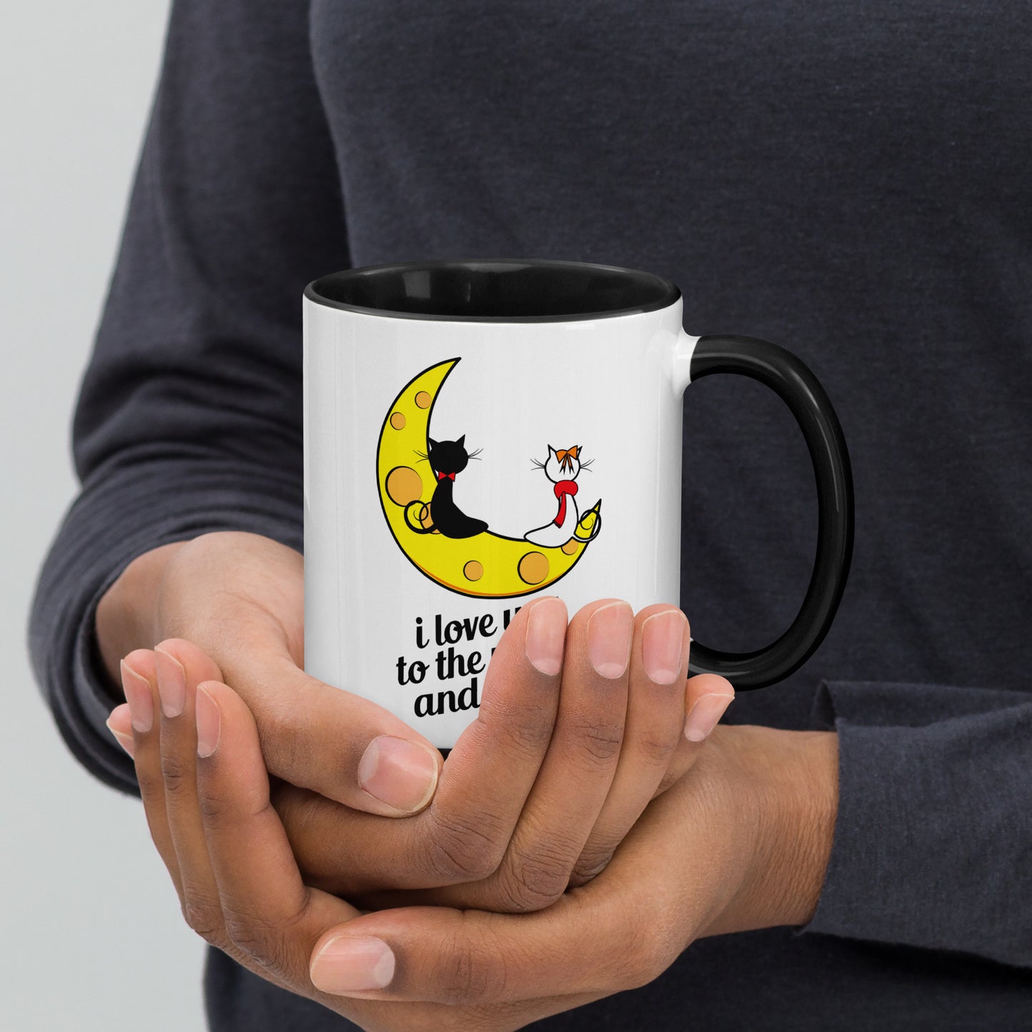 Amor más allá de las estrellas: taza de café romántica con felinos a la luz de la luna