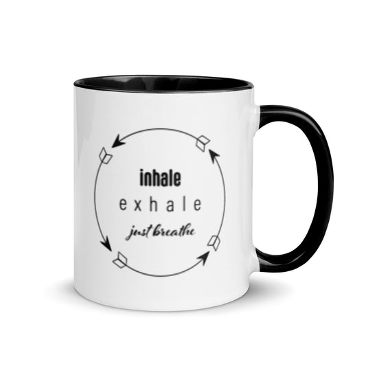 Respiraciones tranquilas: taza de café con serenidad guiada por flechas