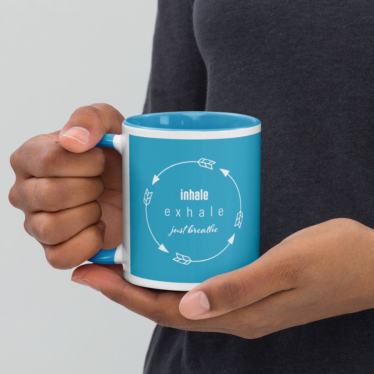 Respiración zen: inhala y exhala, taza de café azul