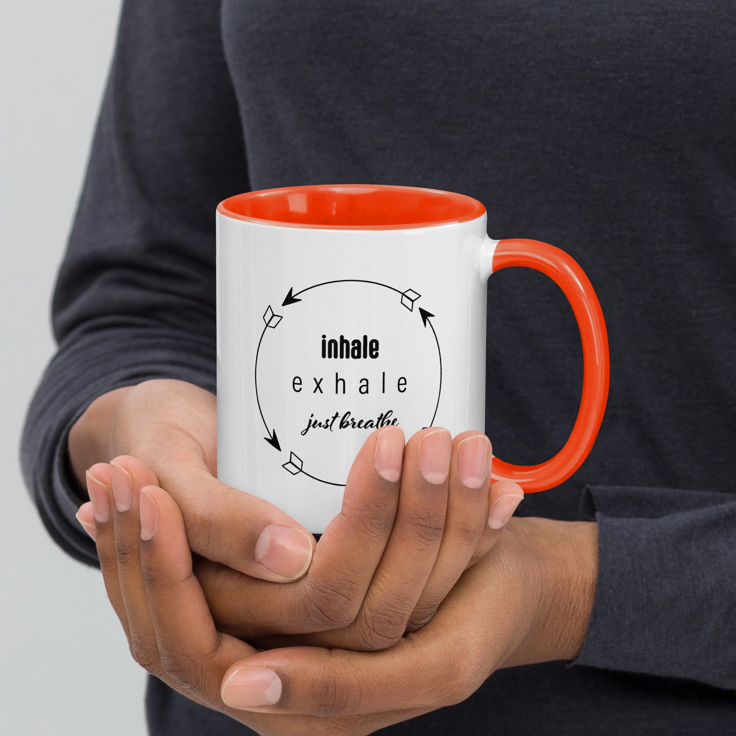 Respiraciones tranquilas: taza de café con serenidad guiada por flechas