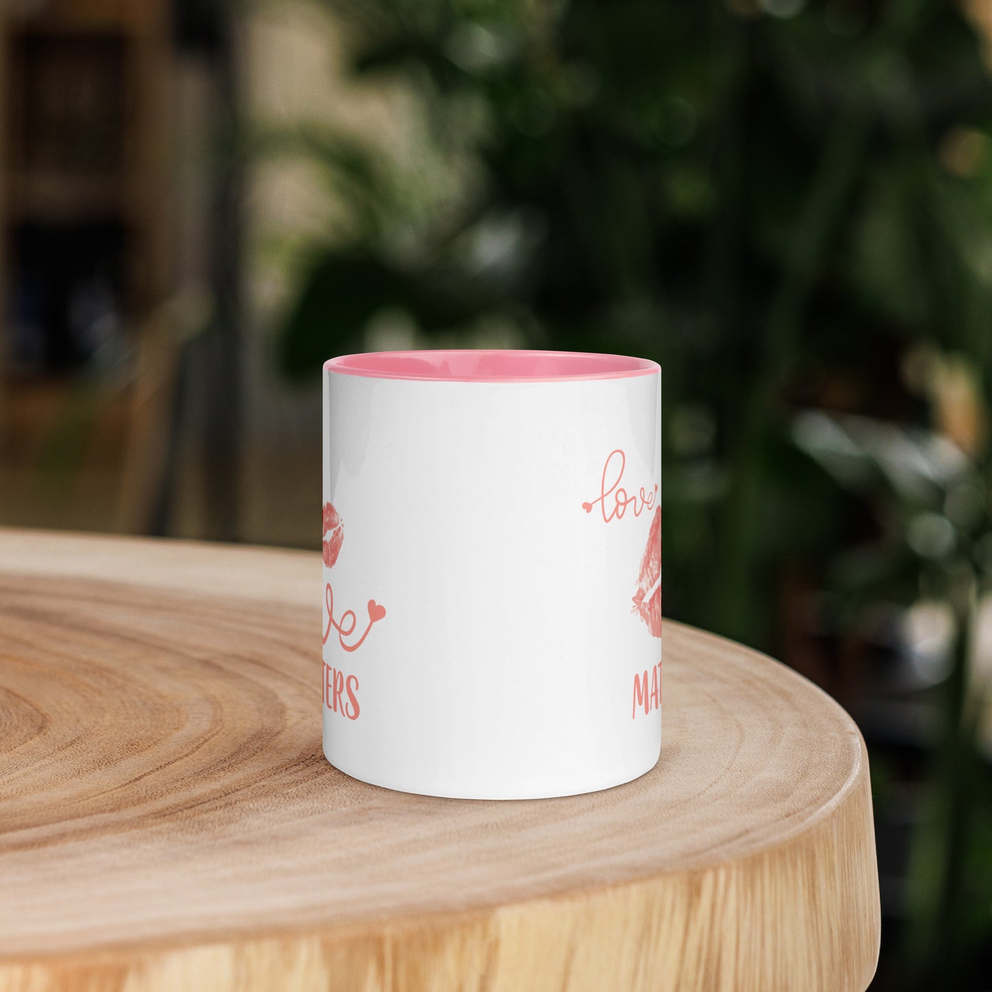 Taza de café con el dulce beso del amor