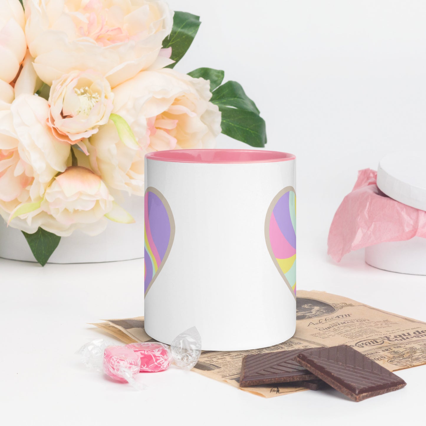 Taza de café colorida con corazón en llamas