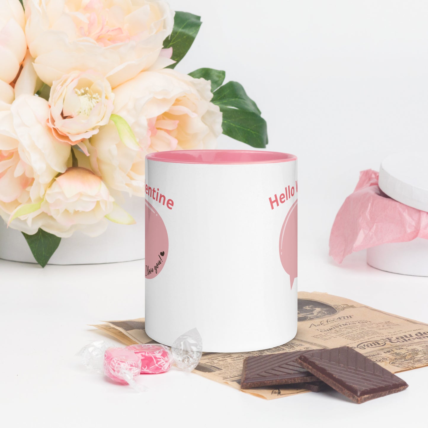 Taza de café con burbujas de diálogo y declaraciones de amor en color rosa