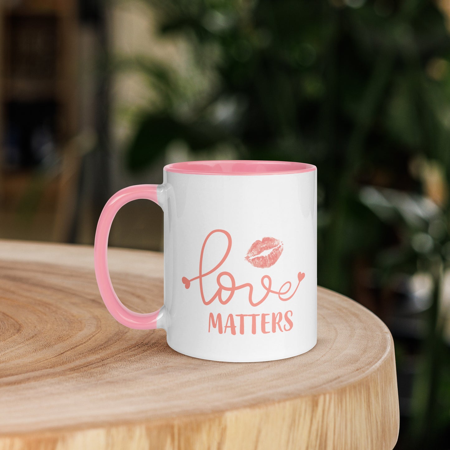 Taza de café con el dulce beso del amor