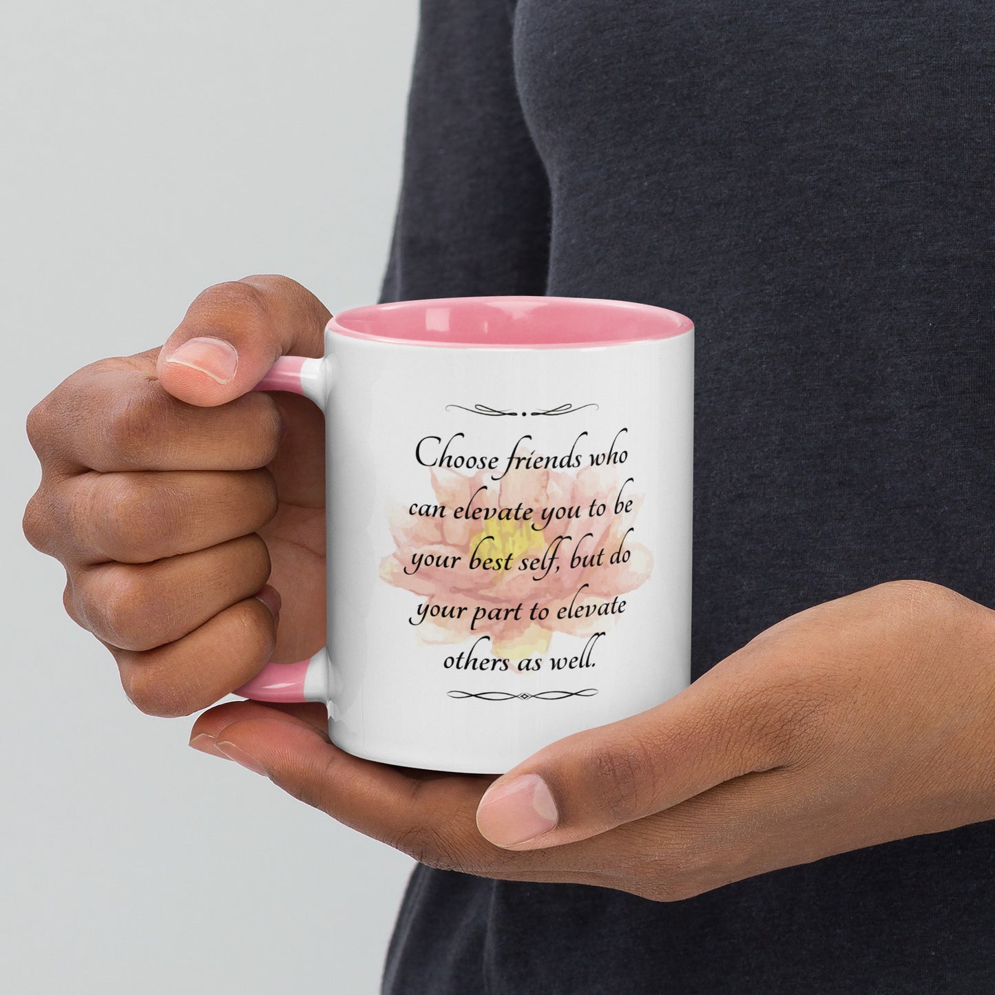 Taza de café La amistad eleva el empoderamiento