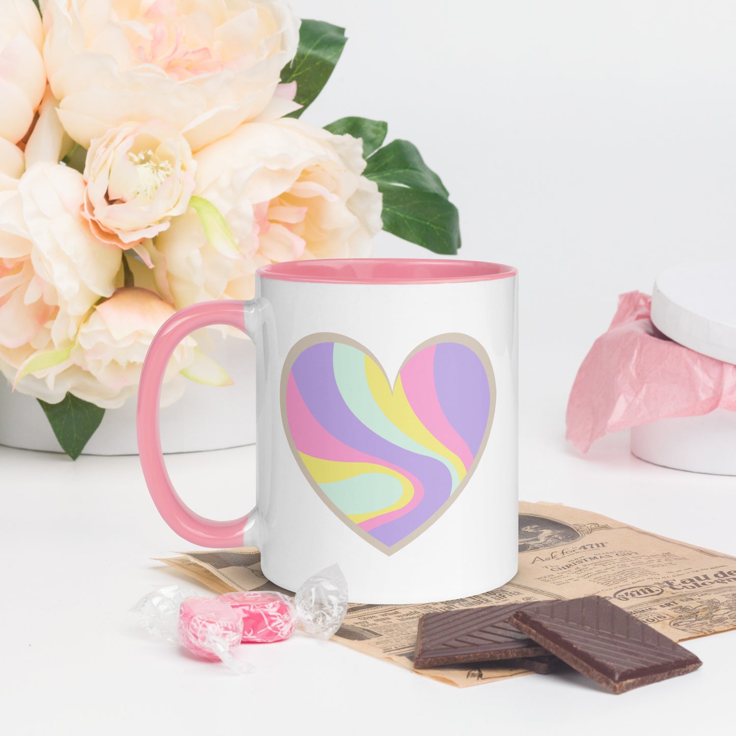 Taza de café colorida con corazón en llamas