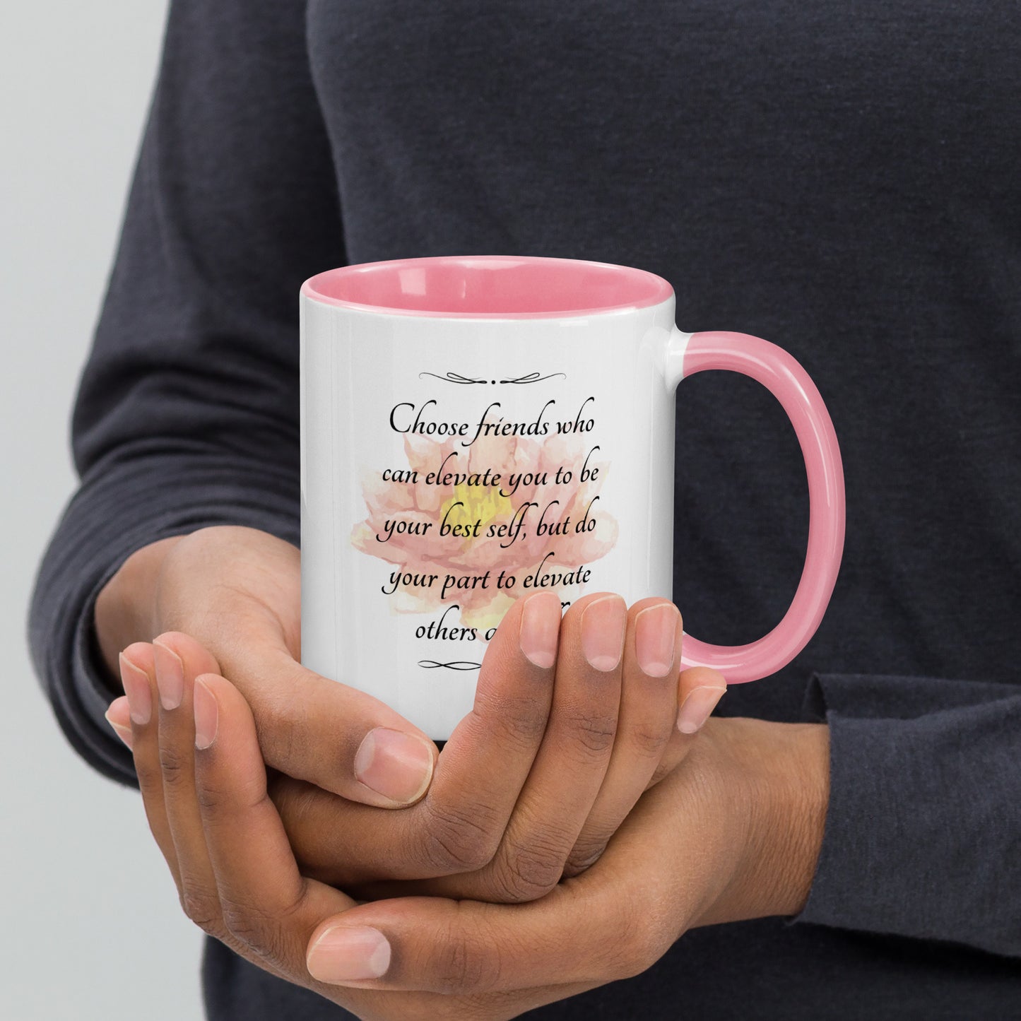 Taza de café La amistad eleva el empoderamiento