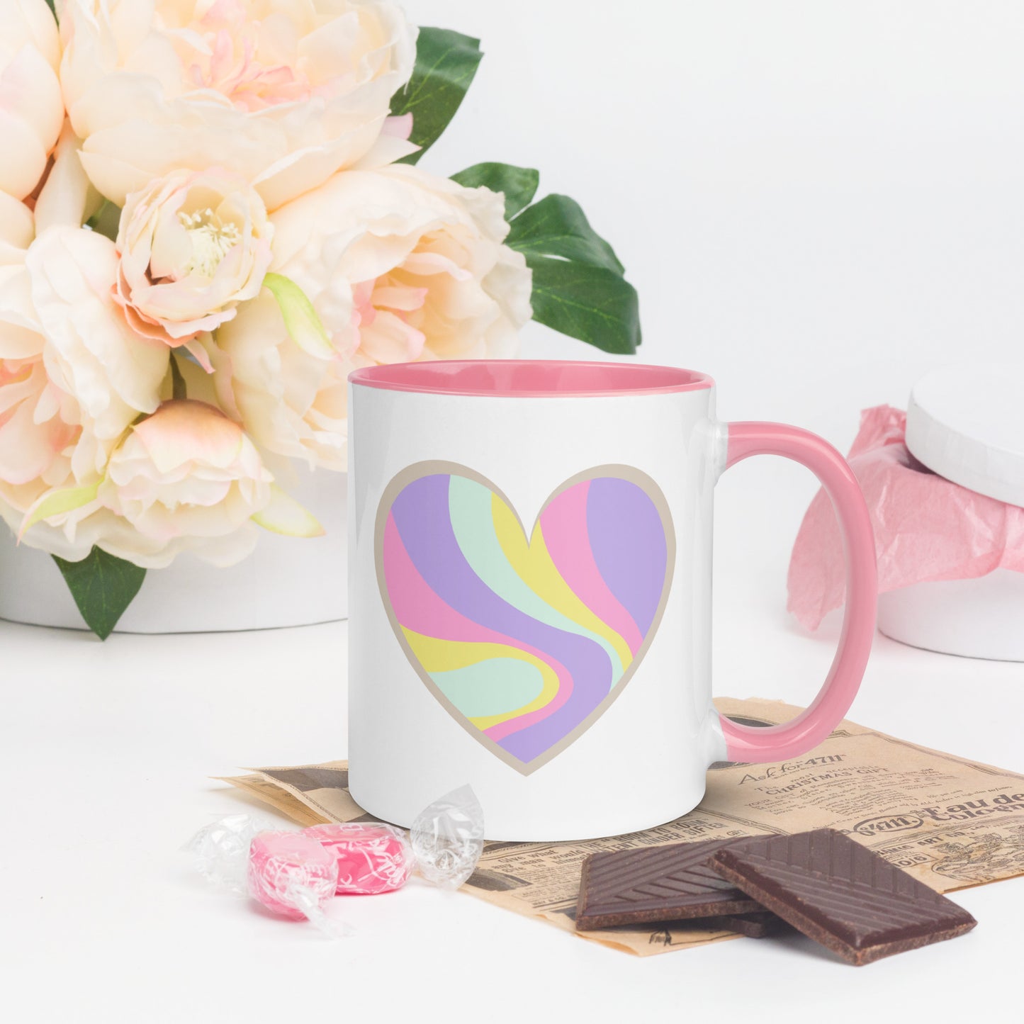 Taza de café colorida con corazón en llamas