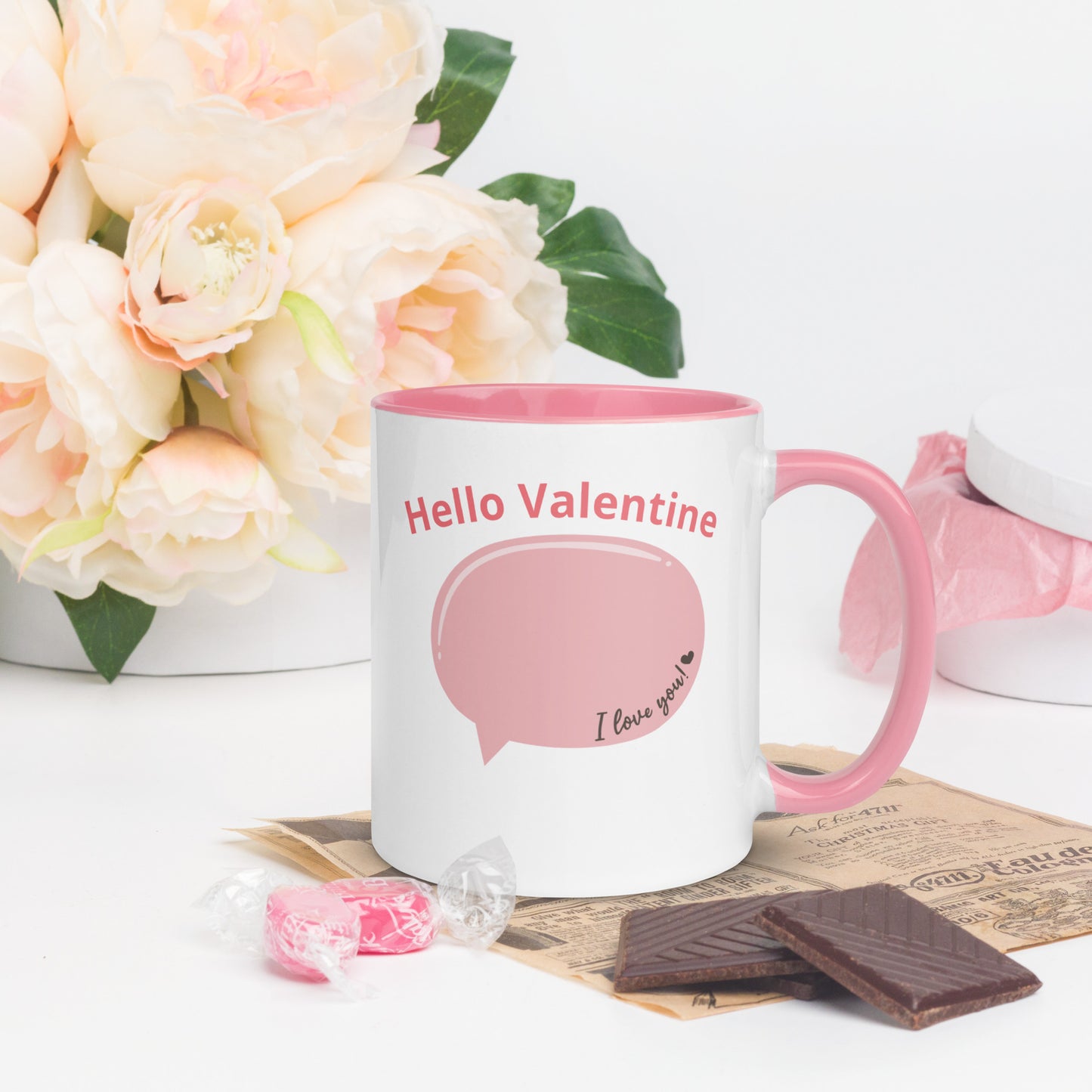 Taza de café con burbujas de diálogo y declaraciones de amor en color rosa