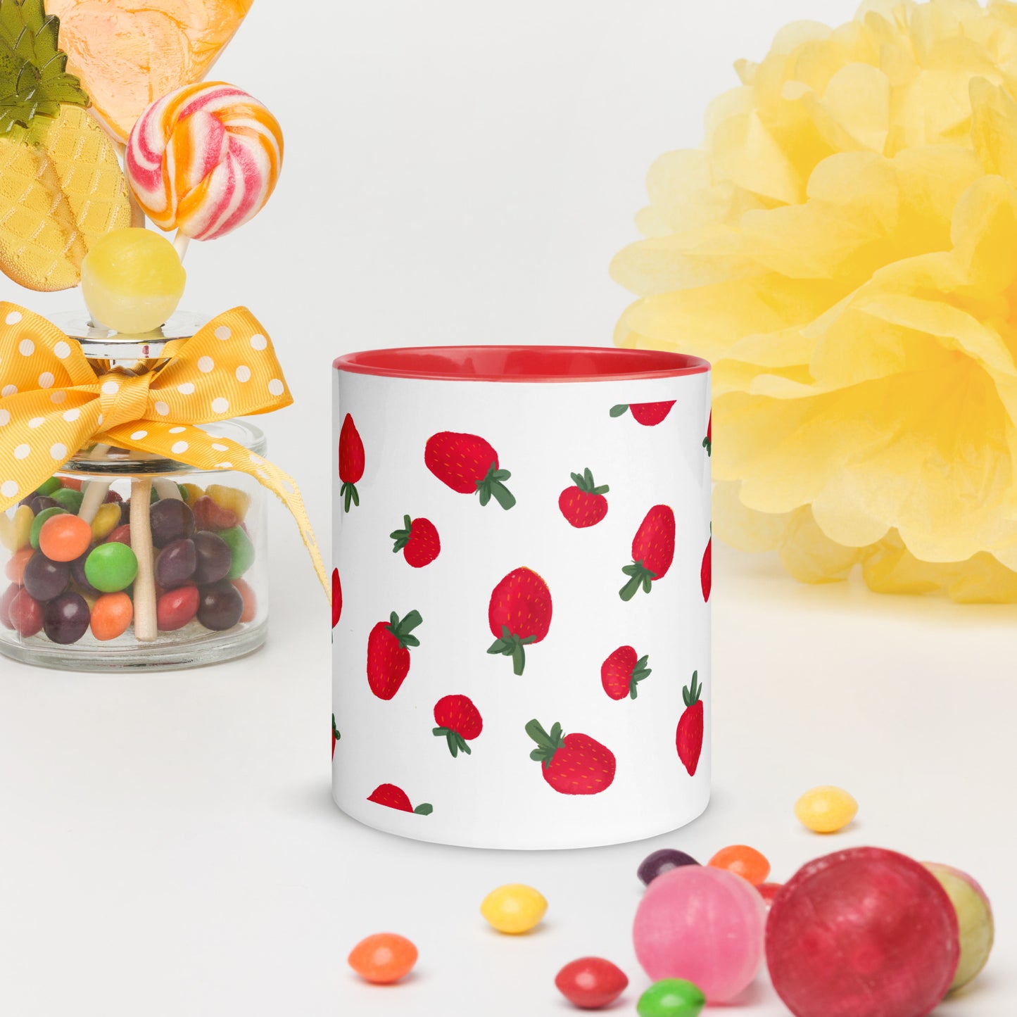 Taza de café con sinfonía de fresas