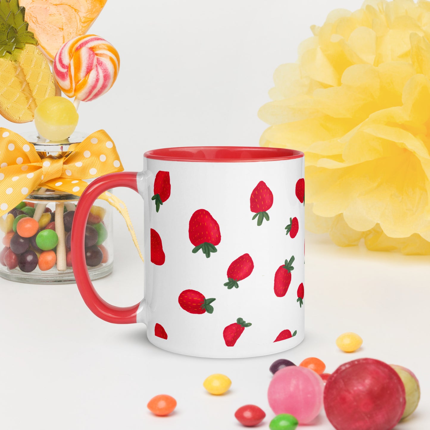 Taza de café con sinfonía de fresas