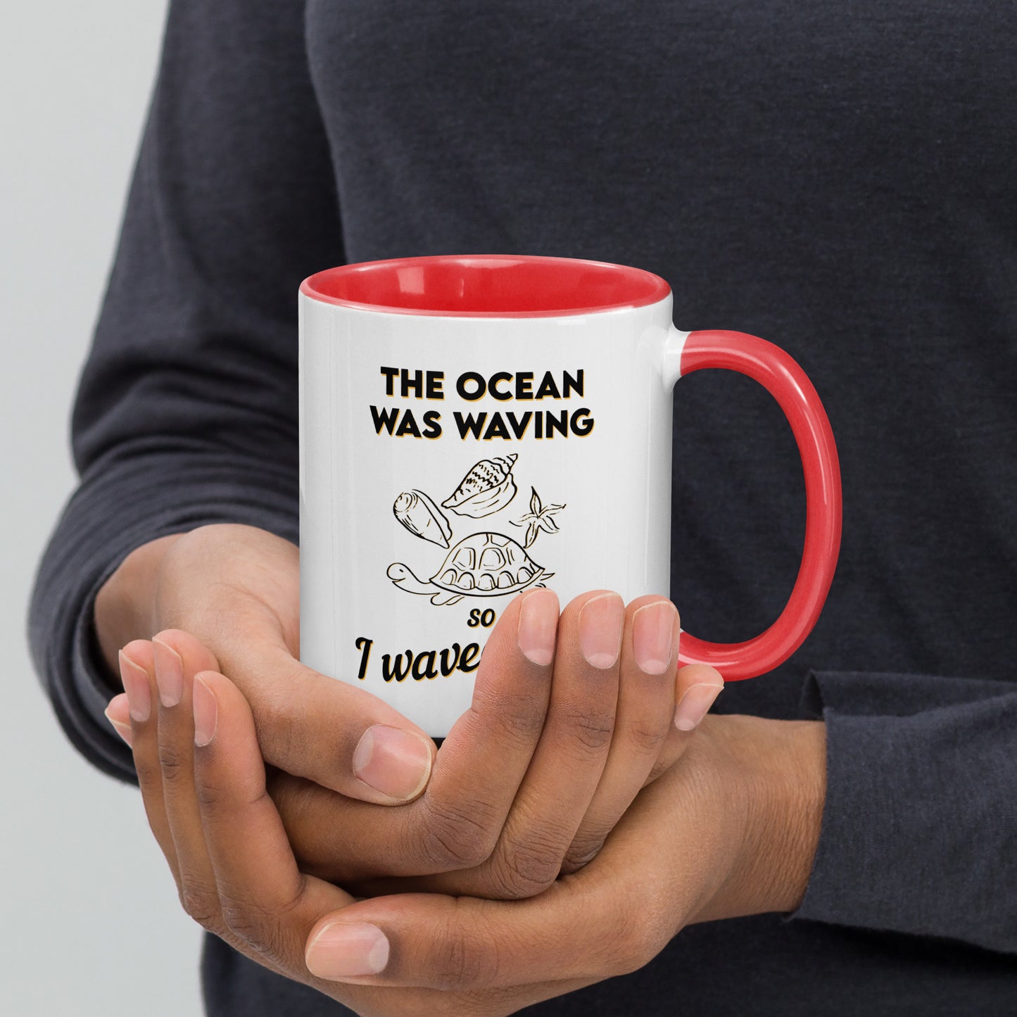 Saludos a la orilla del mar: taza de café con efecto de onda