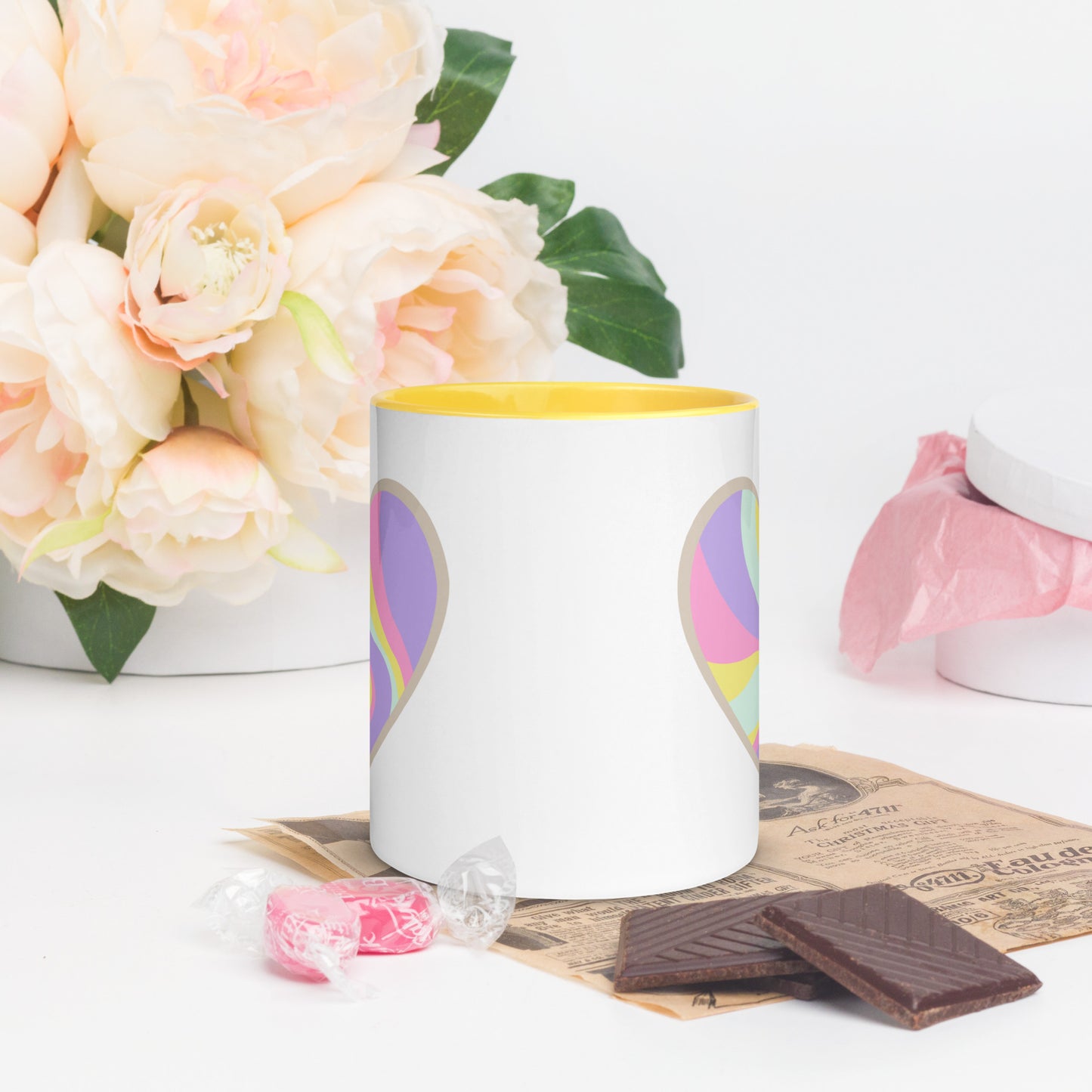 Taza de café colorida con corazón en llamas