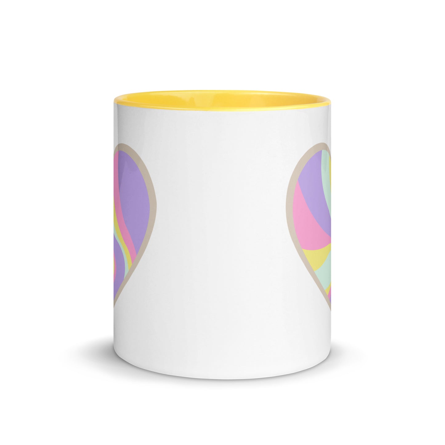 Taza de café colorida con corazón en llamas