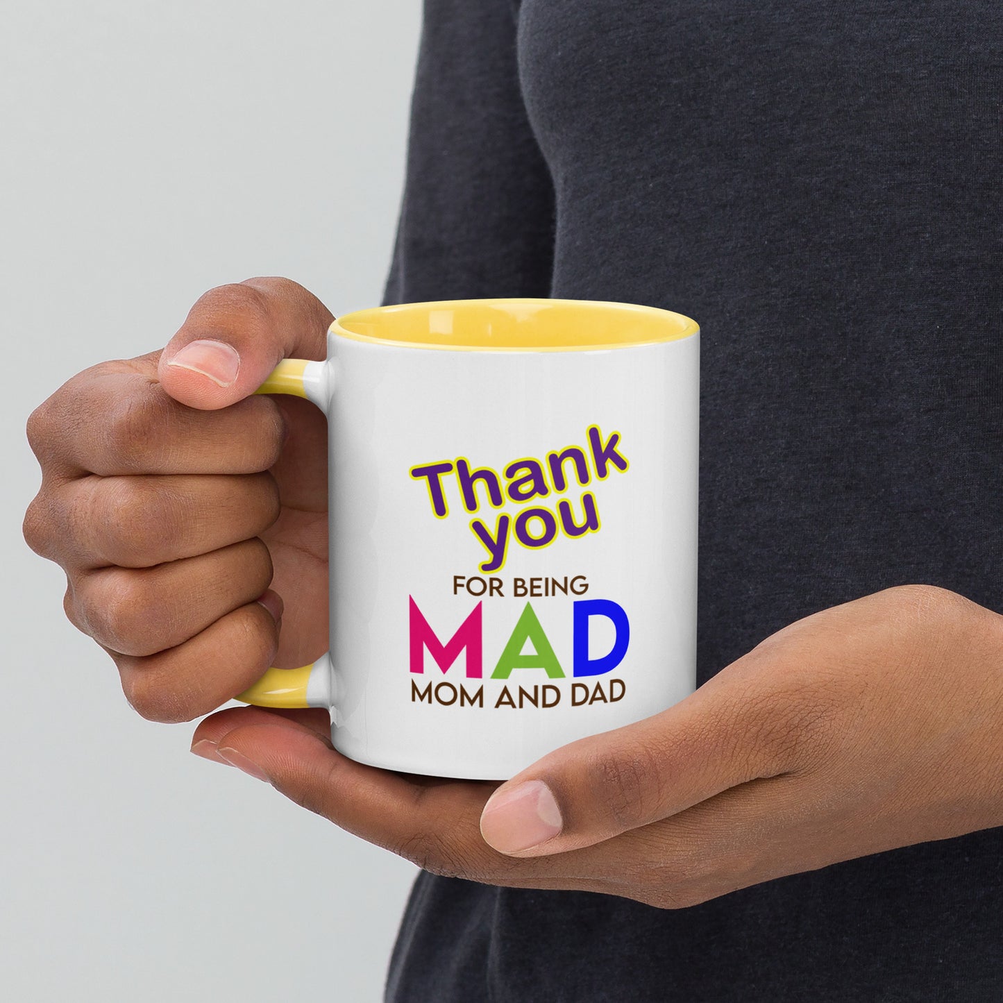 Taza de café con agradecimiento por ser mamá y papá: gratitud sincera en una taza