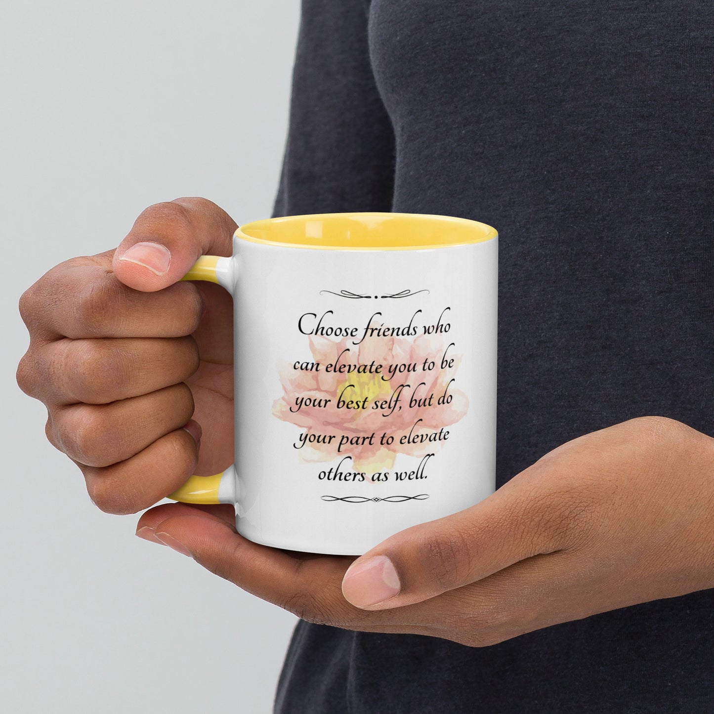 Taza de café La amistad eleva el empoderamiento