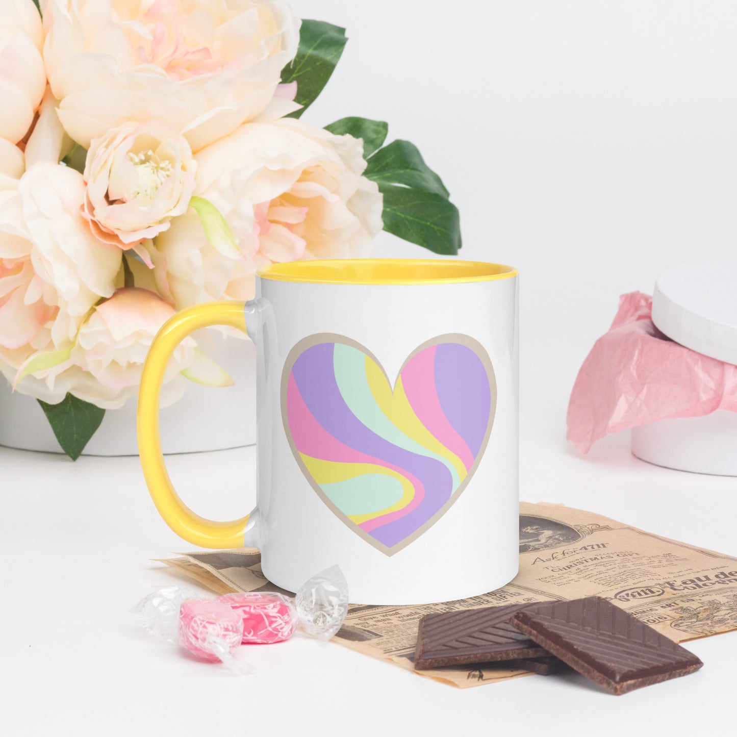 Taza de café colorida con corazón en llamas