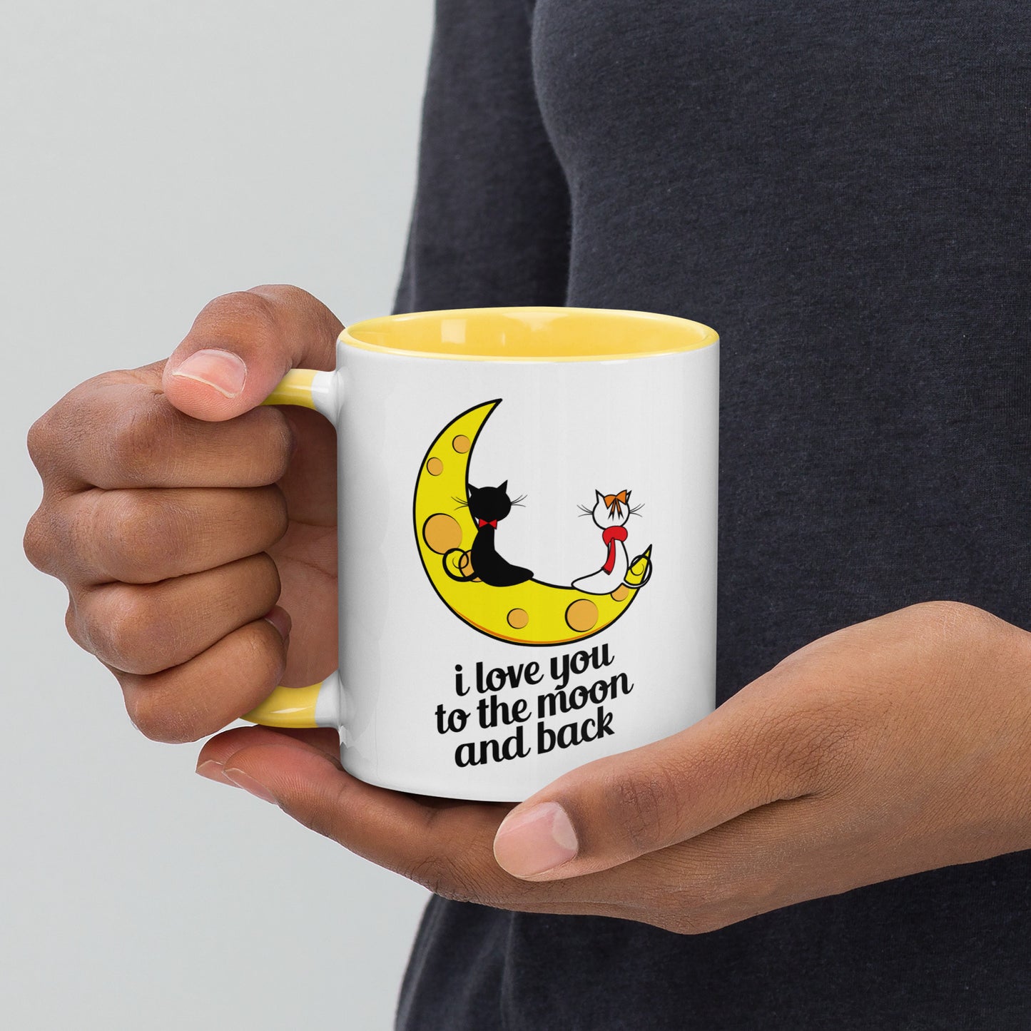Amor más allá de las estrellas: taza de café romántica con felinos a la luz de la luna