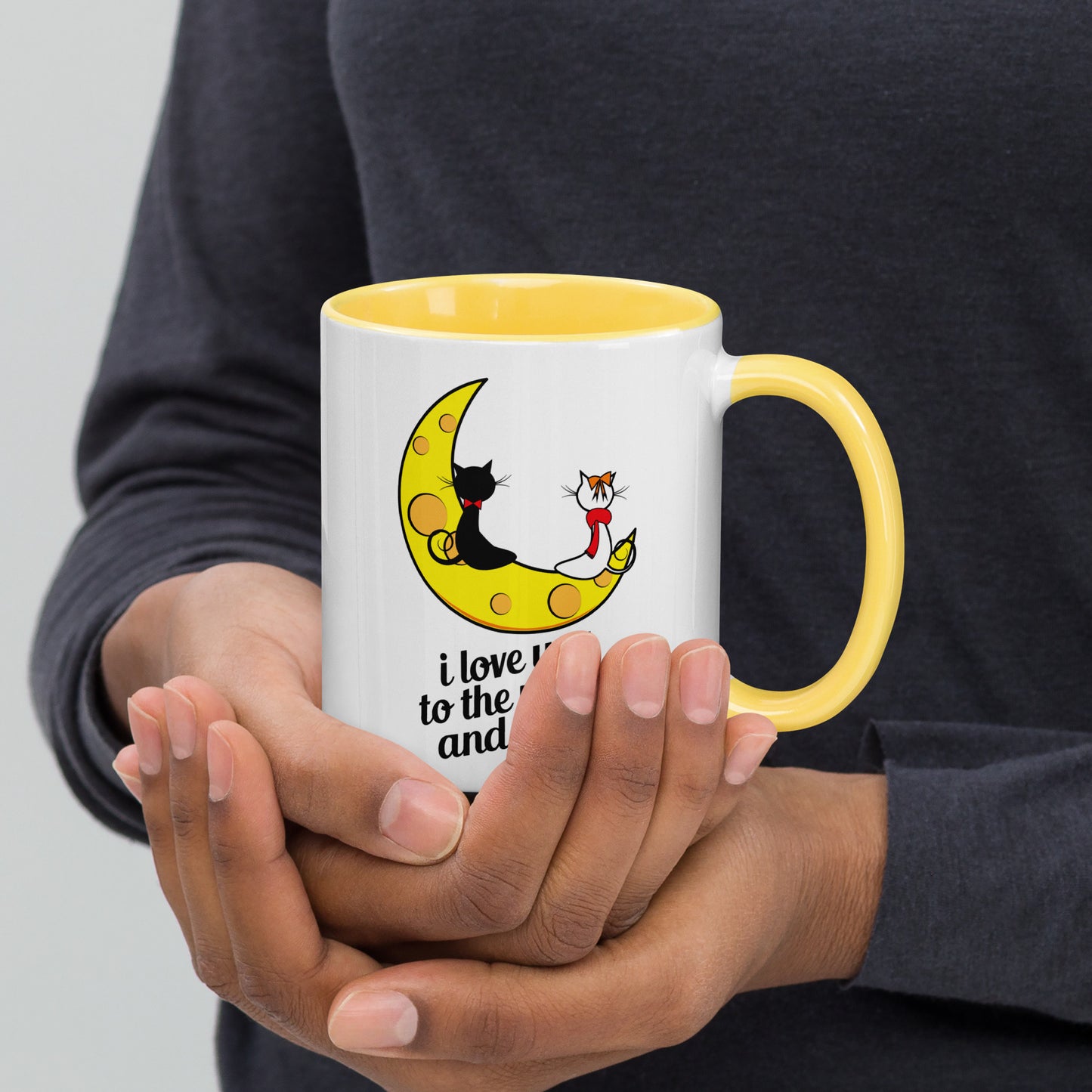 Amor más allá de las estrellas: taza de café romántica con felinos a la luz de la luna