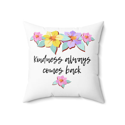 Almohada motivacional blanca con motivo de flores y cita inspiradora "La bondad siempre vuelve"