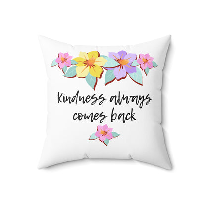 Almohada motivacional blanca con motivo de flores y cita inspiradora "La bondad siempre vuelve"