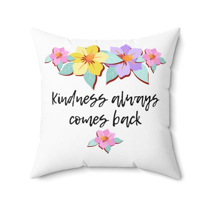 Almohada motivacional blanca con motivo de flores y cita inspiradora "La bondad siempre vuelve"