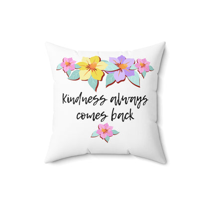 Almohada motivacional blanca con motivo de flores y cita inspiradora "La bondad siempre vuelve"