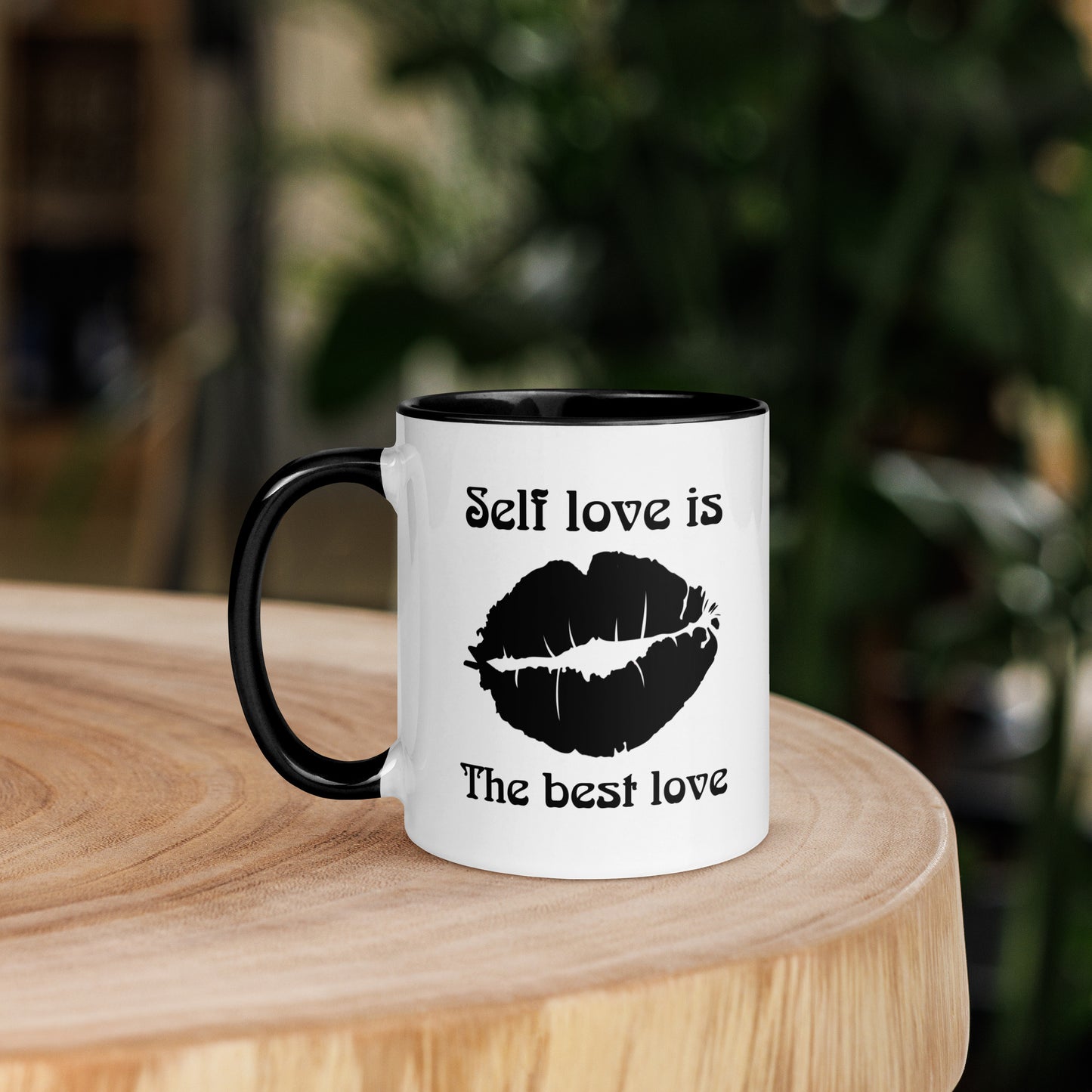 Taza de café con beso de amor propio y empoderamiento