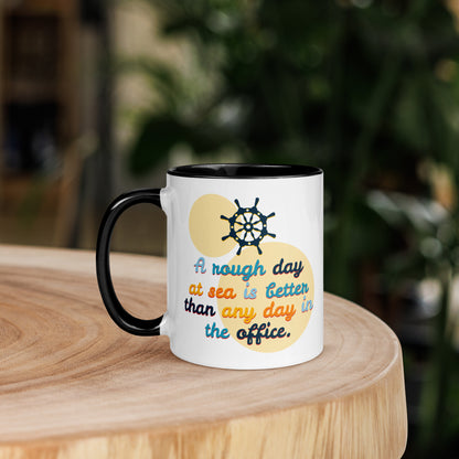 Escapada a la costa: taza de café entre la oficina y el mar