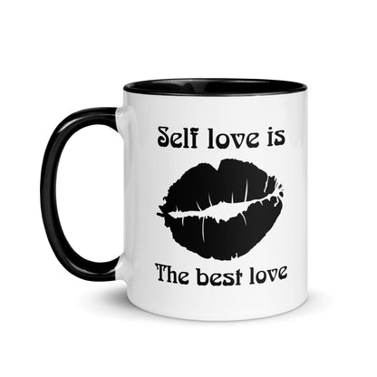 Taza de café con beso de amor propio y empoderamiento