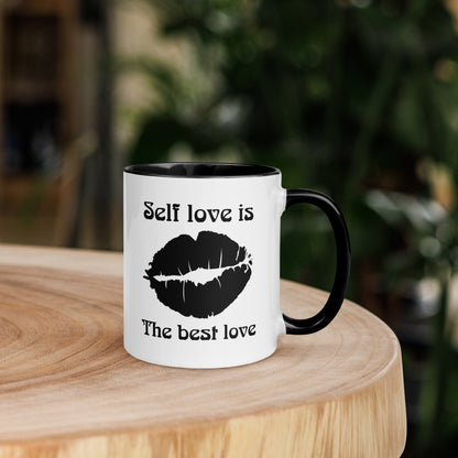 Taza de café con beso de amor propio y empoderamiento