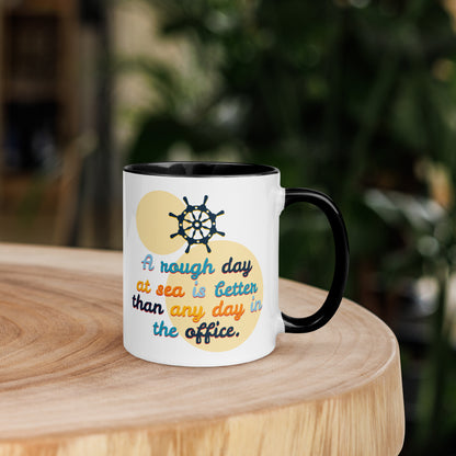 Escapada a la costa: taza de café entre la oficina y el mar