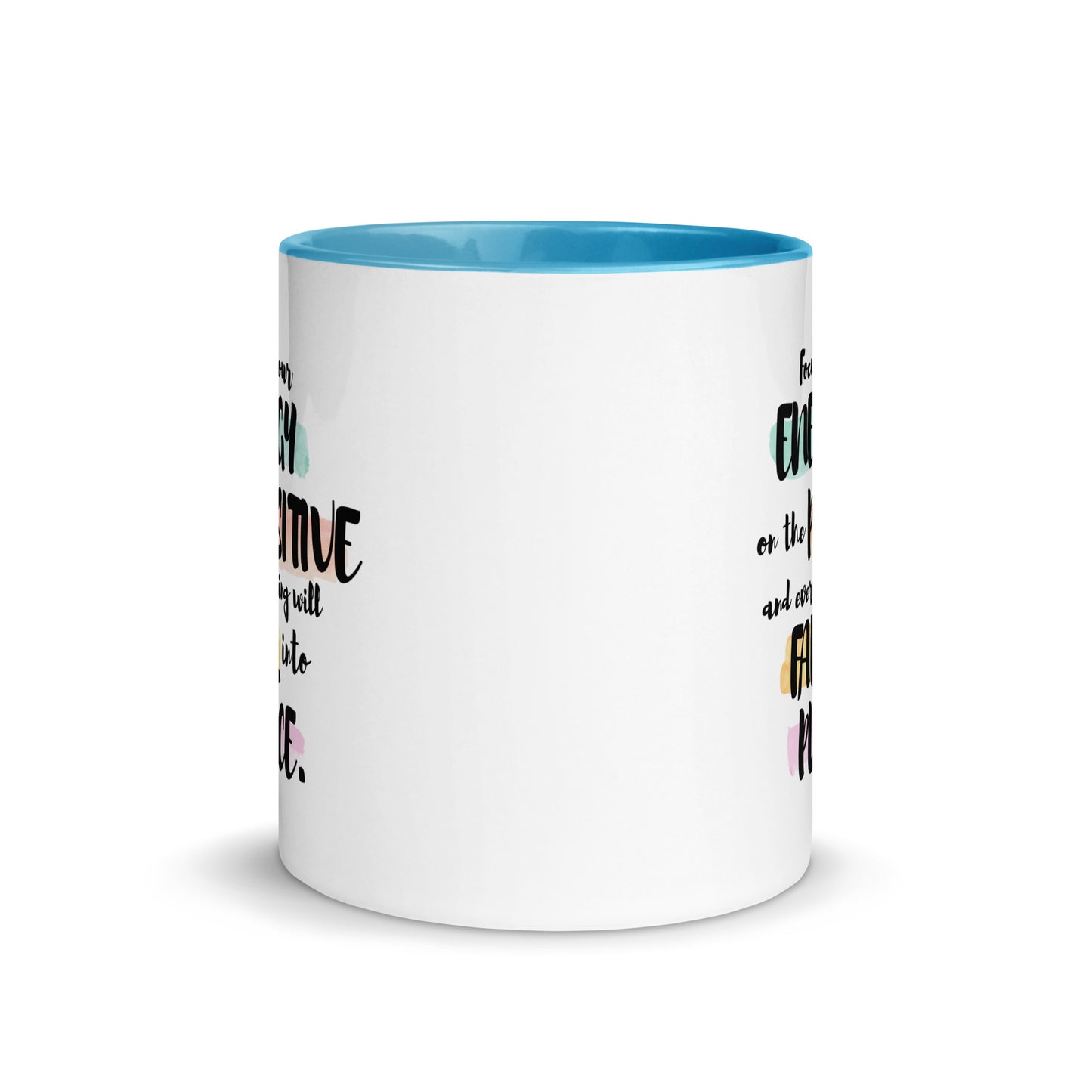 Taza de café inspiradora con flujo de energía positiva