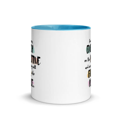 Taza de café inspiradora con flujo de energía positiva