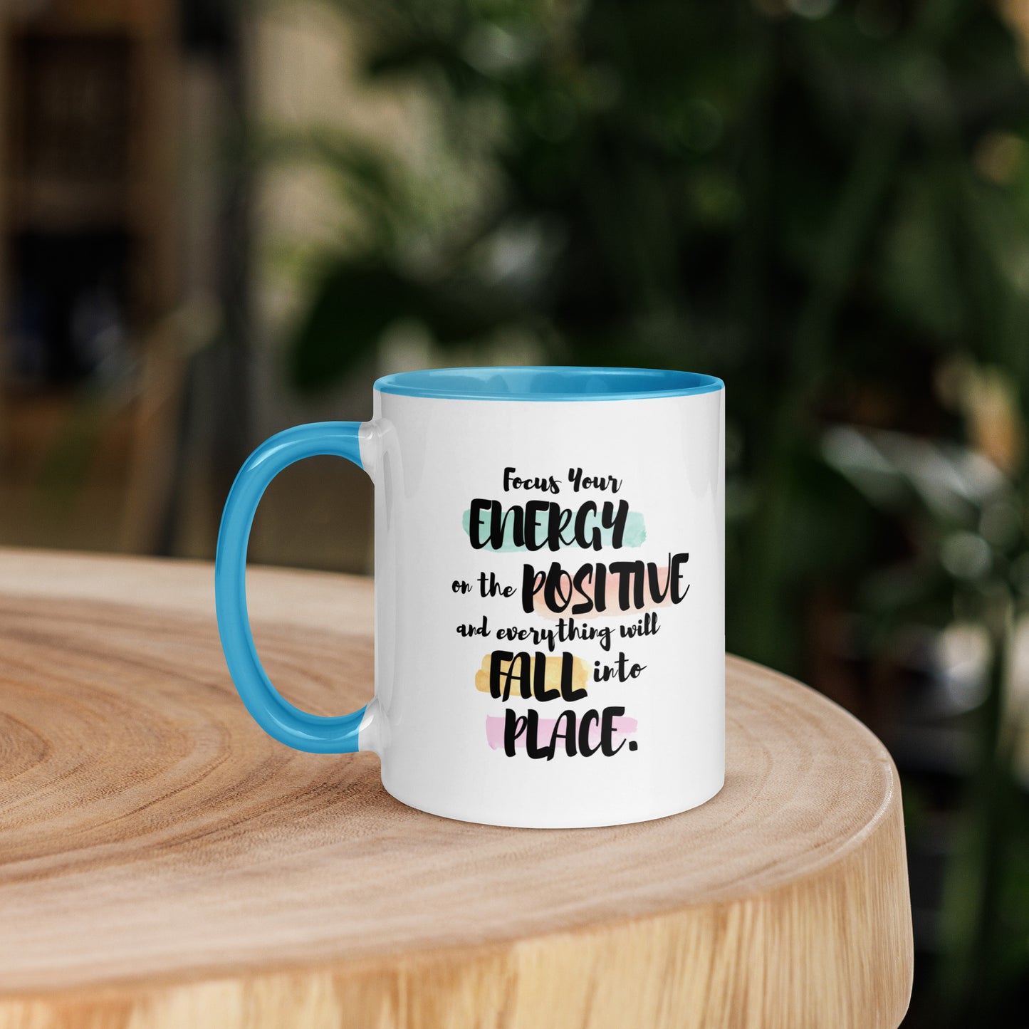 Taza de café inspiradora con flujo de energía positiva