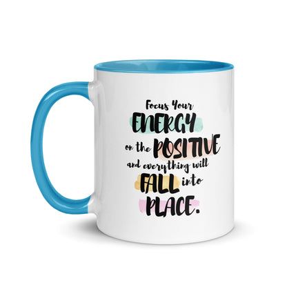 Taza de café inspiradora con flujo de energía positiva