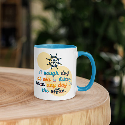 Escapada a la costa: taza de café entre la oficina y el mar