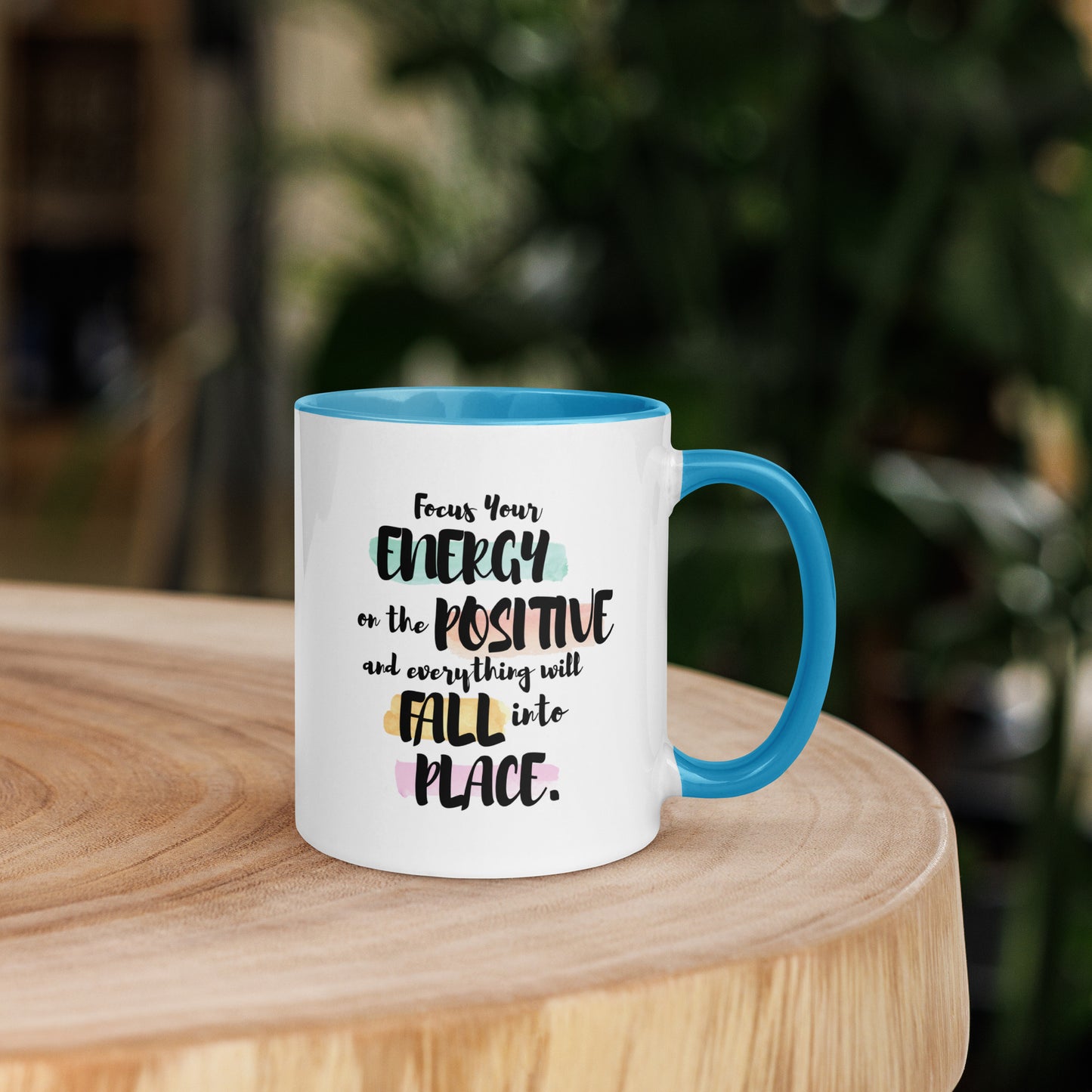 Taza de café inspiradora con flujo de energía positiva