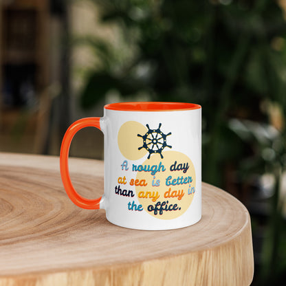 Escapada a la costa: taza de café entre la oficina y el mar